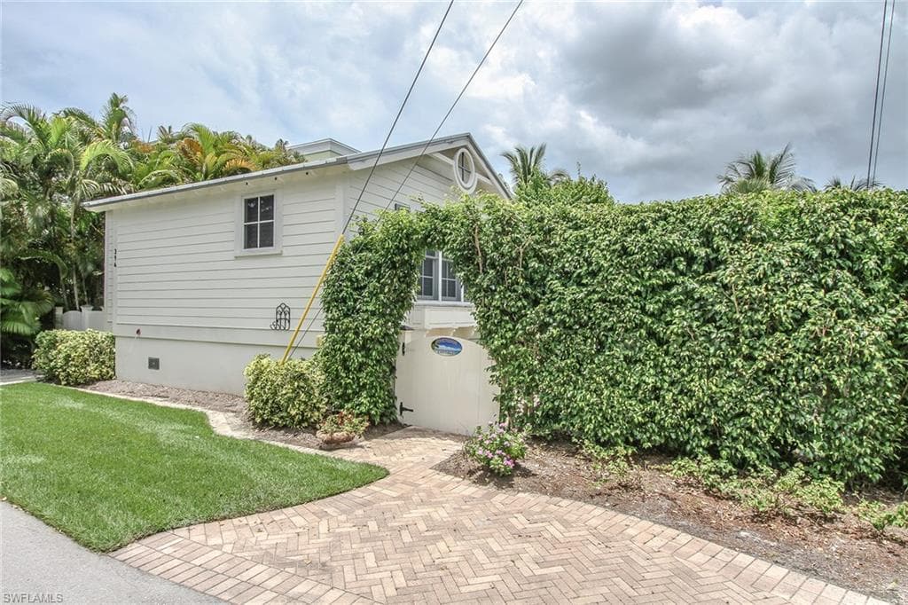 394 11th AVE S NAPLES, FL 34102