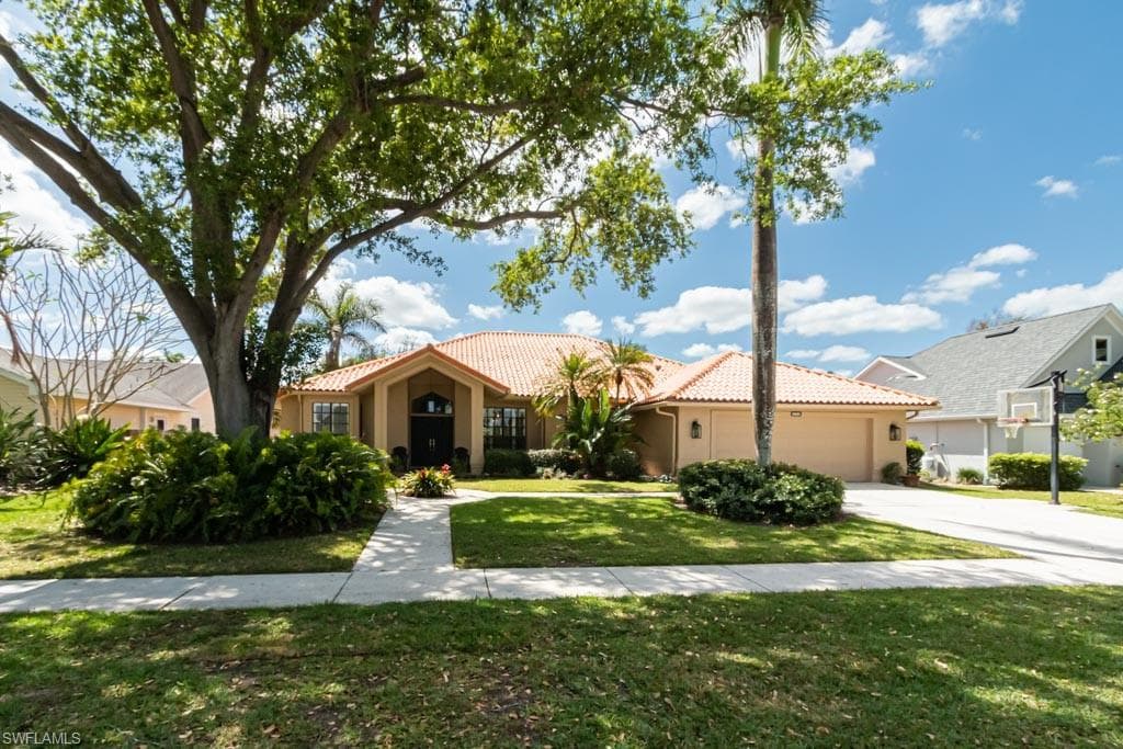 2209 PINEWOODS CIR NAPLES, FL 34105