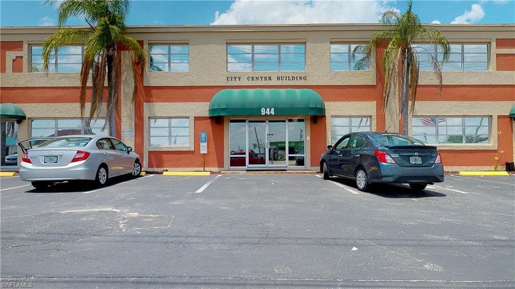 944 Country Club BLVD CAPE CORAL, FL 33990