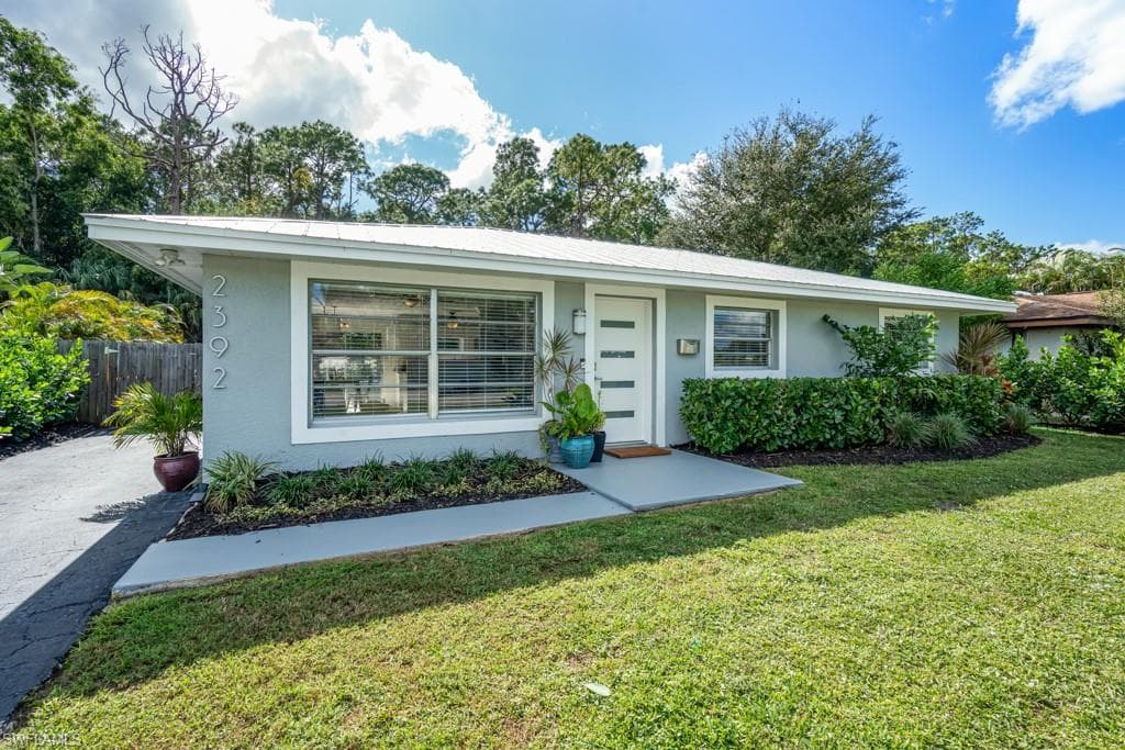 2392 Poinciana DR NAPLES, FL 34105