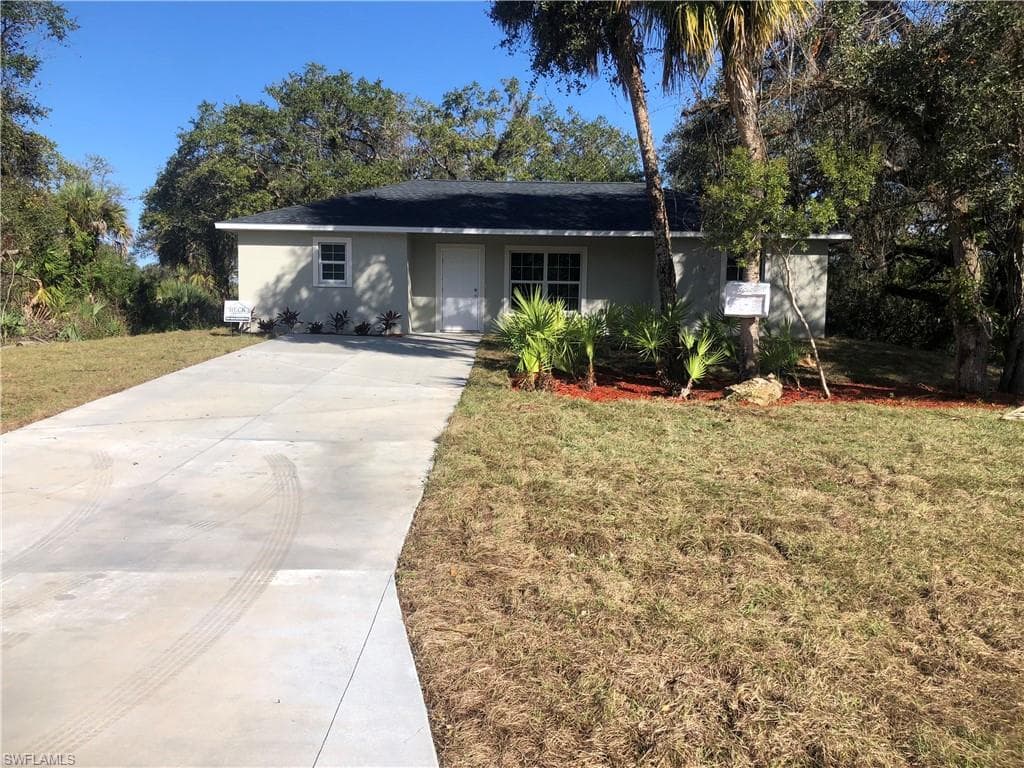 1056 Leader CT LABELLE, FL 33935