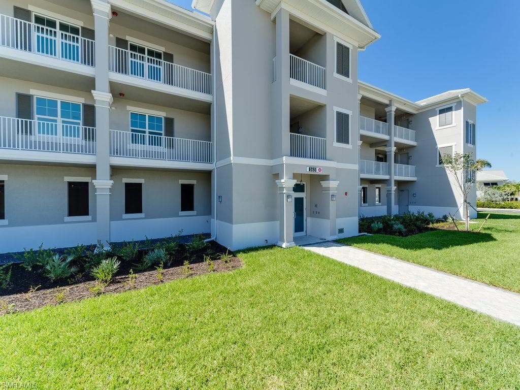 163 Indies Drive East 105 NAPLES, FL 34114