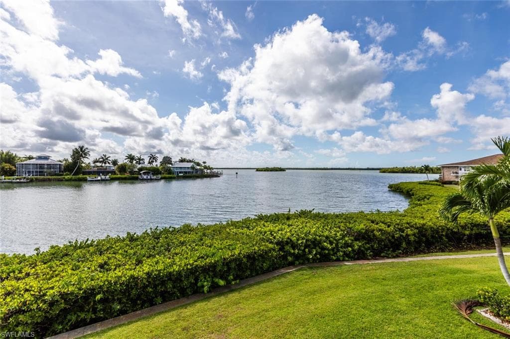 330 Kon Tiki DR F8 NAPLES, FL 34113