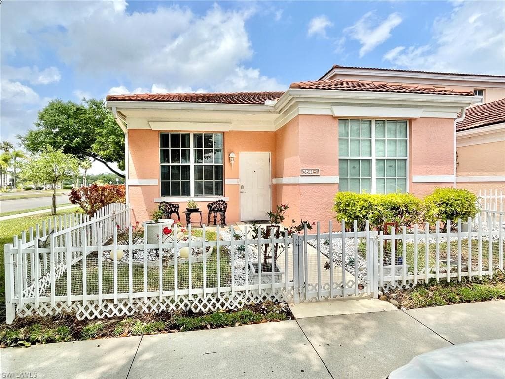 3841 Schoolhouse RD E 1 FORT MYERS, FL 33916