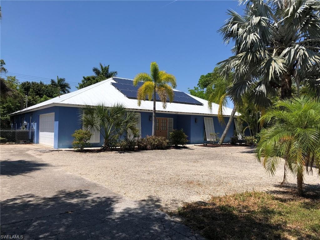 225 7th AVE N NAPLES, FL 34102