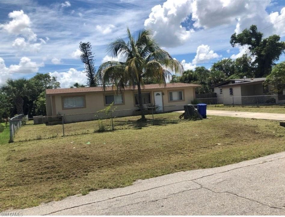 2430 PARKWAY ST FORT MYERS, FL 33901