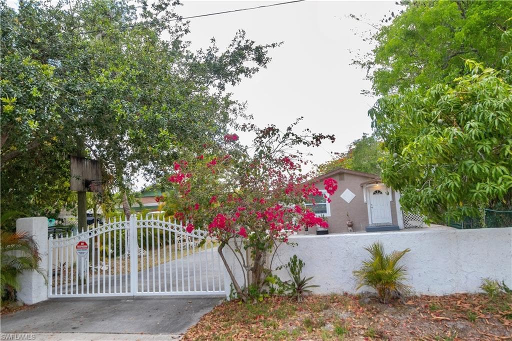 2480 Andrew DR NAPLES, FL 34112