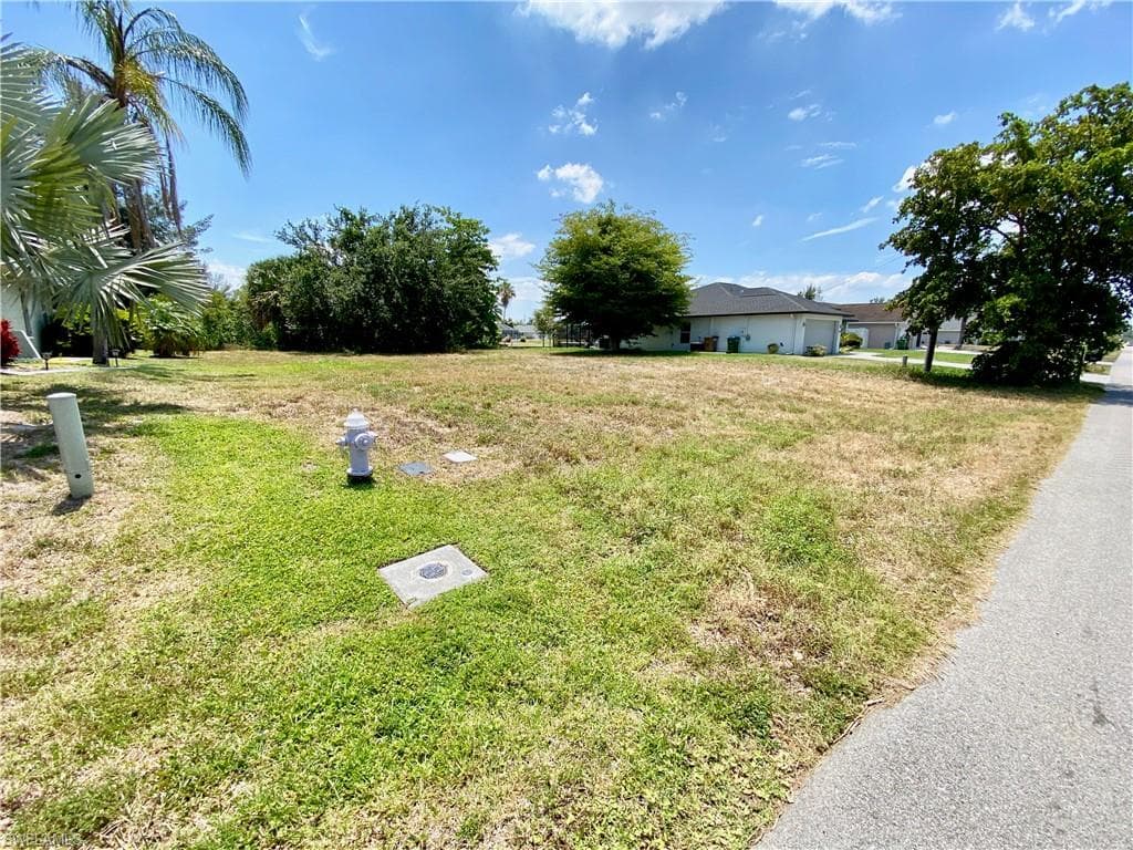 805 SW 6th AVE CAPE CORAL, FL 33991