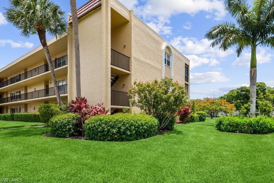 1086 Forest Lakes DR 9109 NAPLES, FL 34105