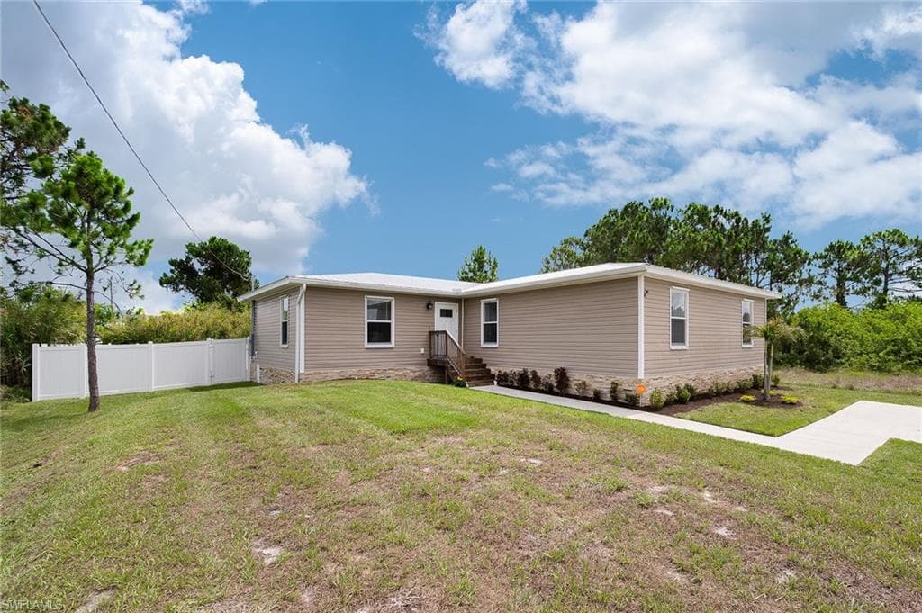 2916 9th ST SW LEHIGH ACRES, FL 33976