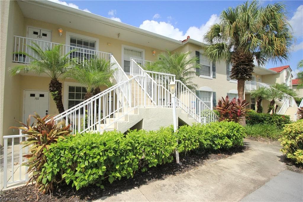 2905 Cypress Trace CIR 202 NAPLES, FL 34119