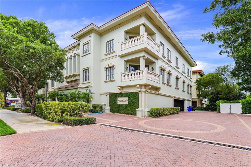 750 11th ST S B NAPLES, FL 34102