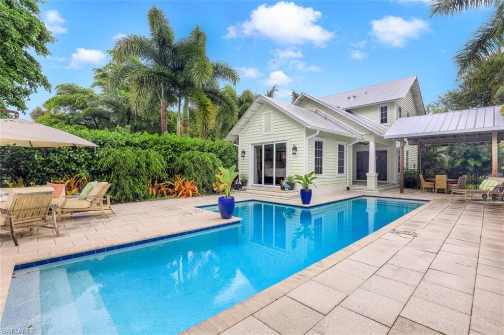 572 7th AVE N NAPLES, FL 34102