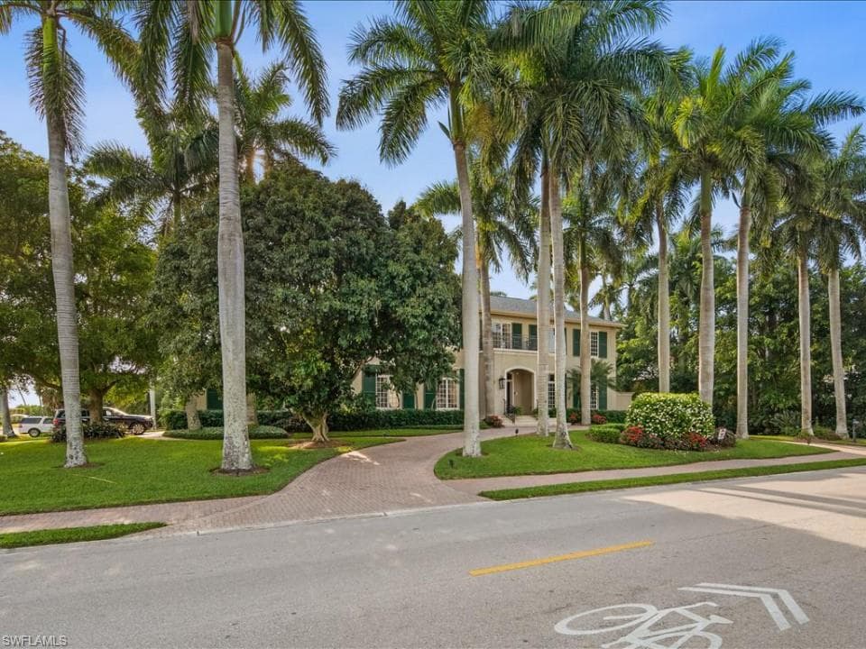 890 Gulf Shore BLVD S NAPLES, FL 34102