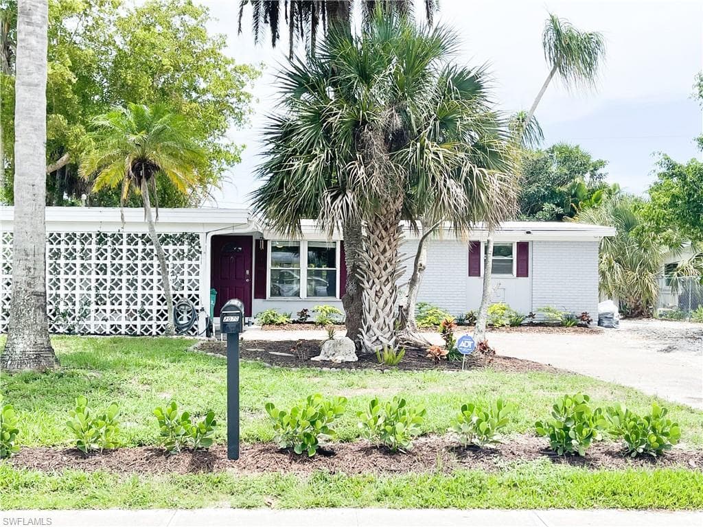 2070 Holiday LN NAPLES, FL 34104