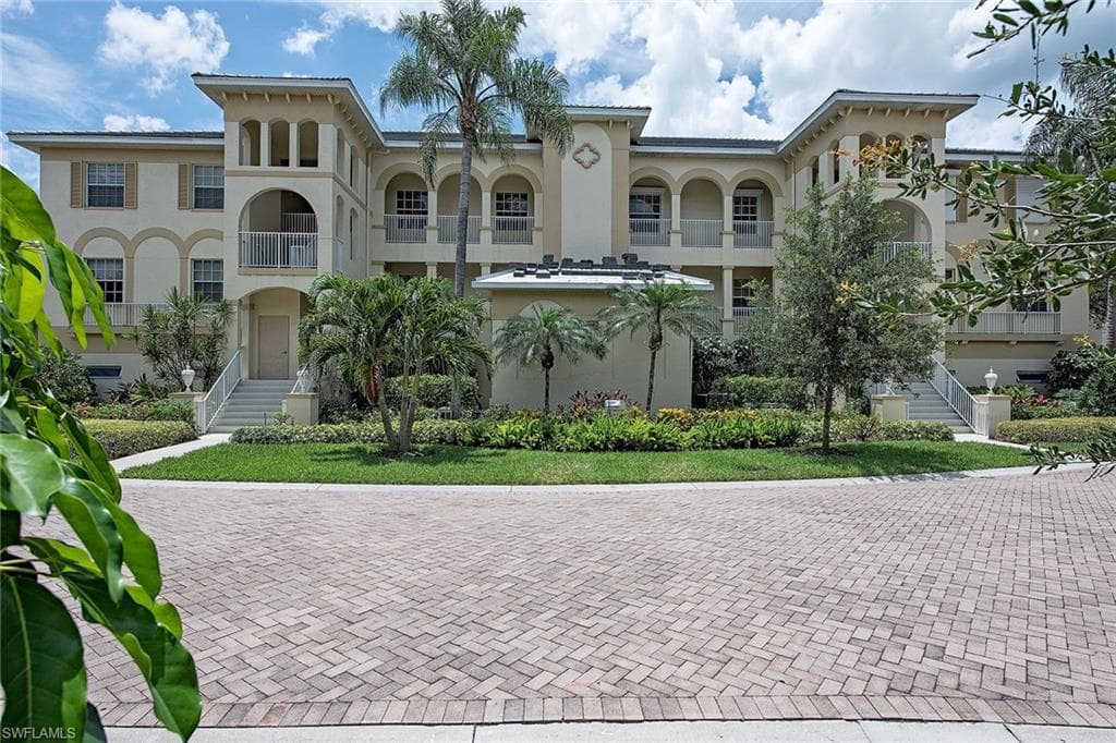815 Bentwater CIR 202 NAPLES, FL 34108