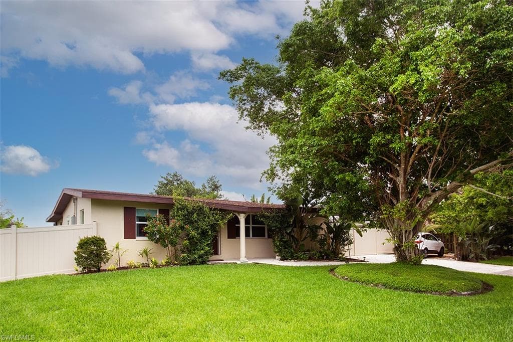 802 8th CT W NAPLES, FL 34108