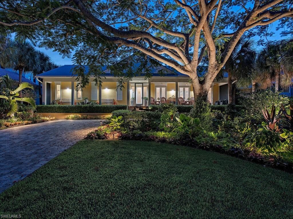 1544 3rd ST S NAPLES, FL 34102