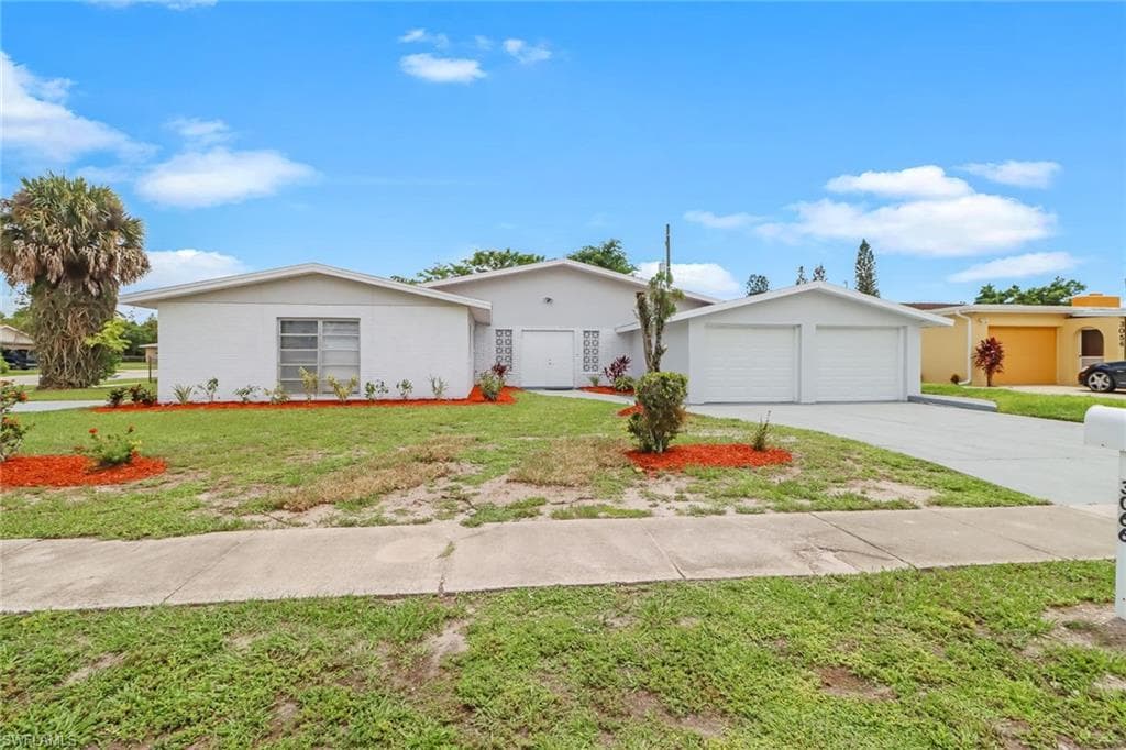 3066 Apache ST FORT MYERS, FL 33916