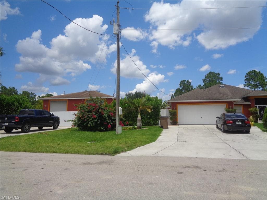 805 Andover AVE LEHIGH ACRES, FL 33974