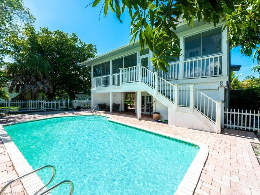 9032 Mockingbird DR SANIBEL, FL 33957