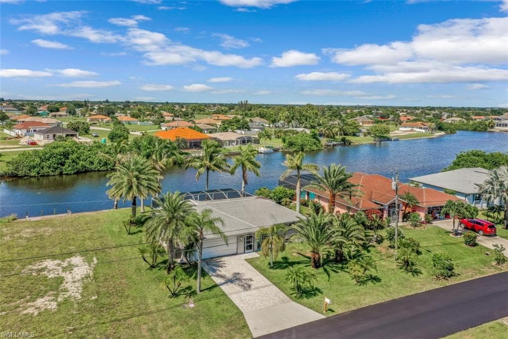 427 NE 8th TER CAPE CORAL, FL 33909