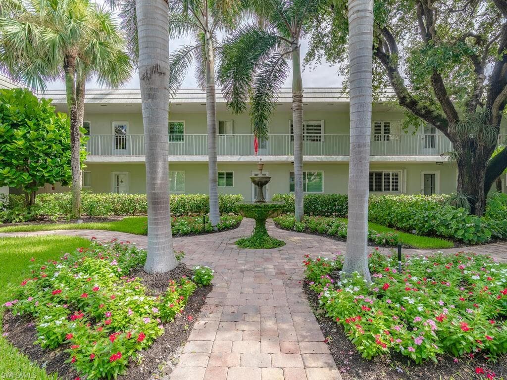 527 Broad AVE S 527 NAPLES, FL 34102