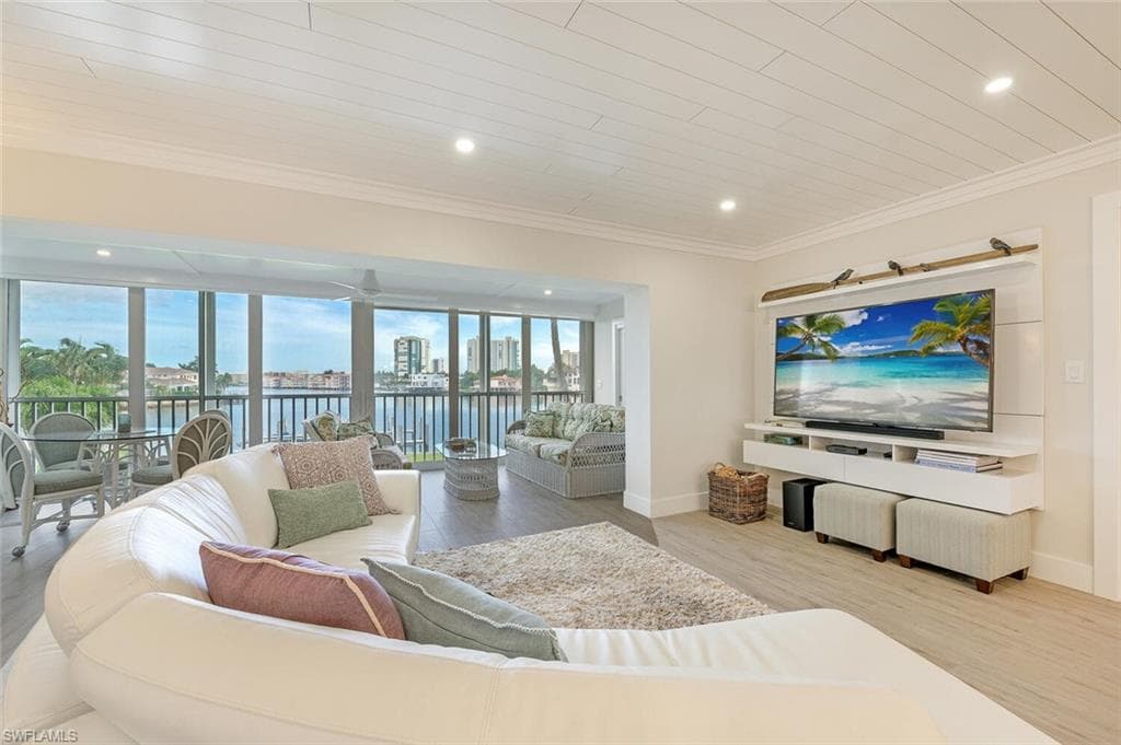 250 Park Shore DR 102 NAPLES, FL 34103