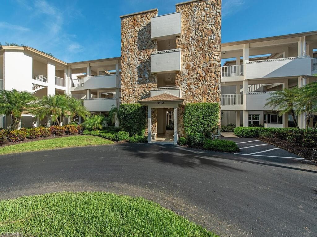 400 Wyndemere WAY 103 NAPLES, FL 34105
