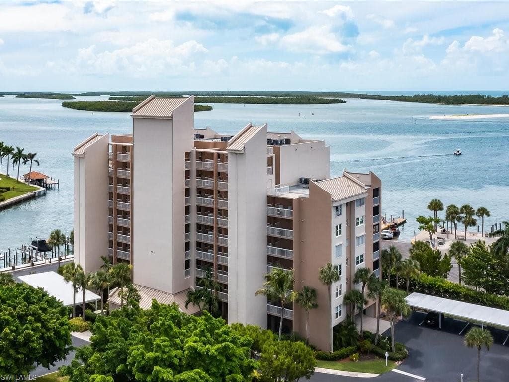 901 Collier CT 5-405 MARCO ISLAND, FL 34145