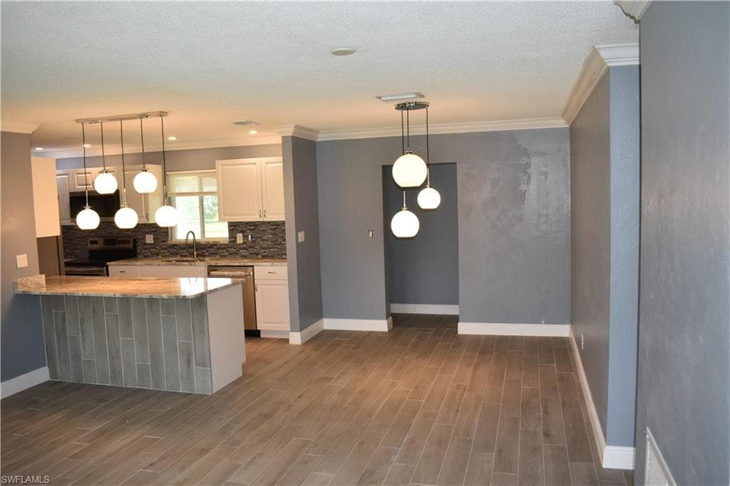 1301 Ellendale CIR