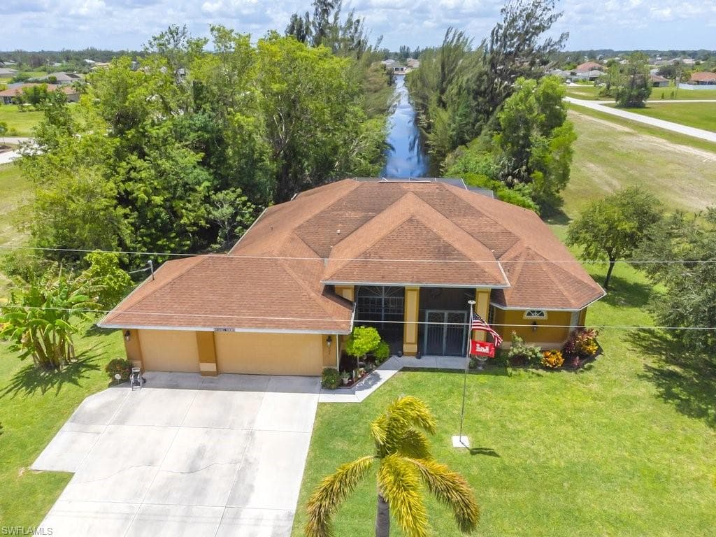 1204 Gator CIR CAPE CORAL, FL 33909