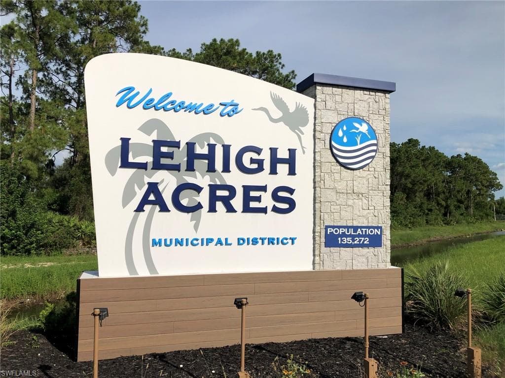 318 Malaga AVE S LEHIGH ACRES, FL 33974
