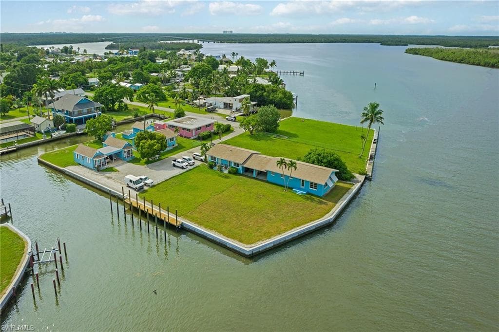 110 East CT GOODLAND, FL 34140