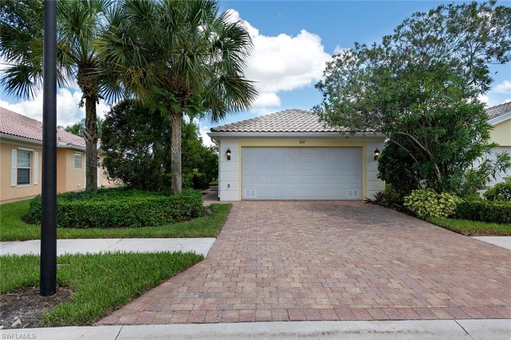 8161 Xenia LN NAPLES, FL 34114