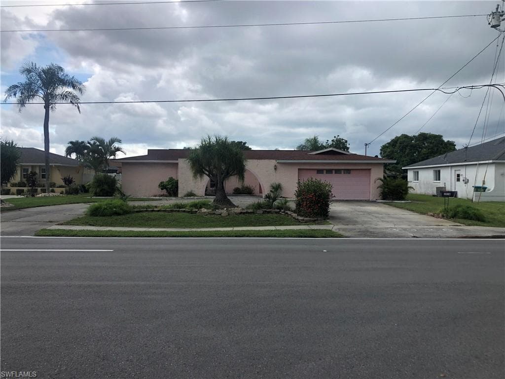 3926 Country Club BLVD CAPE CORAL, FL 33904