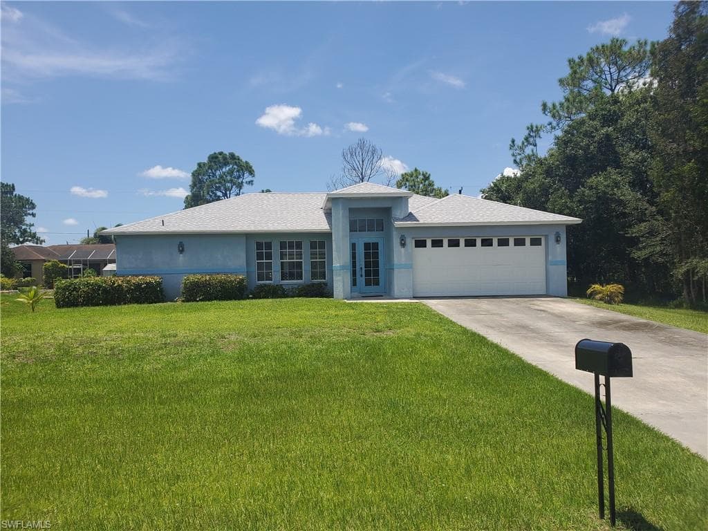 825 Agnes AVE LEHIGH ACRES, FL 33971