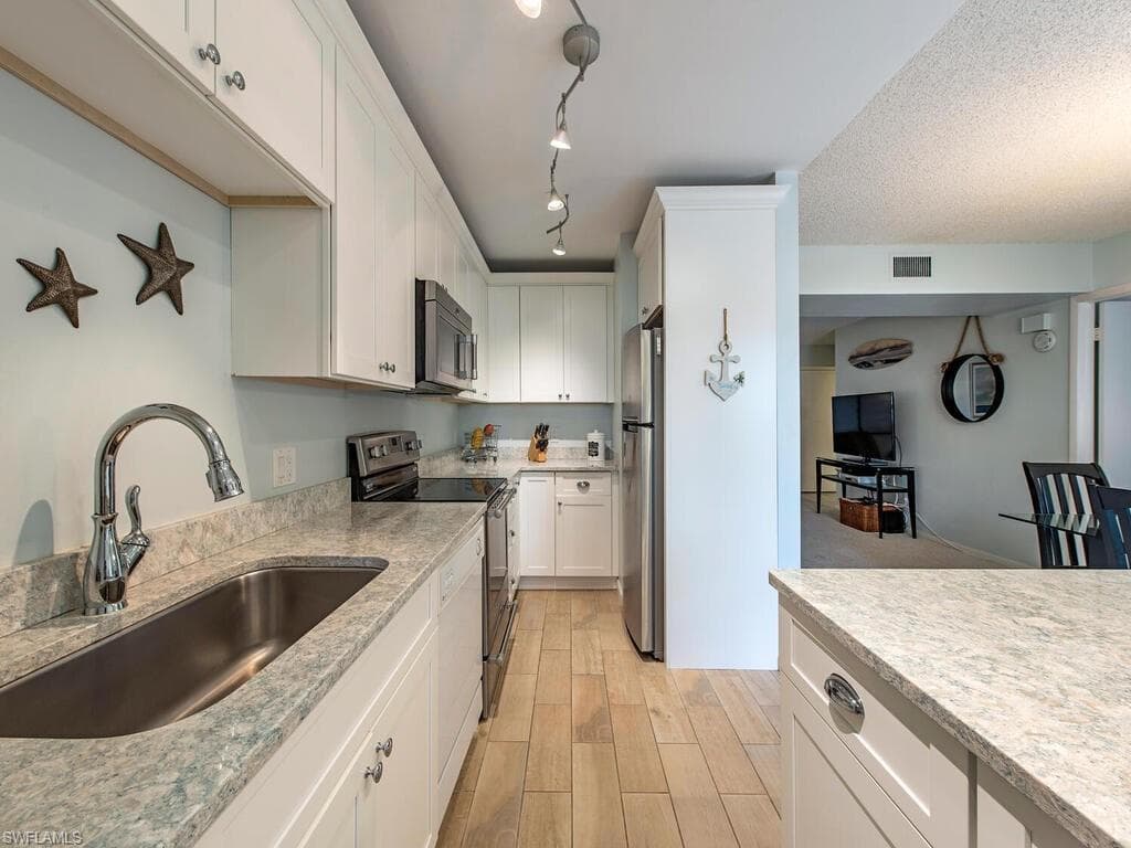 788 Park Shore DR H27 NAPLES, FL 34103