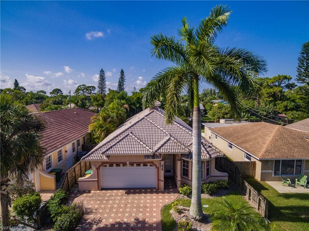 828 110th AVE N NAPLES, FL 34108