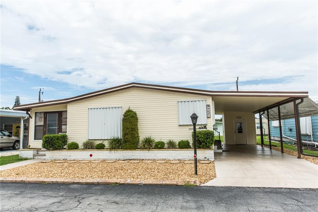 9031 Flamingo CIR NORTH FORT MYERS, FL 33903