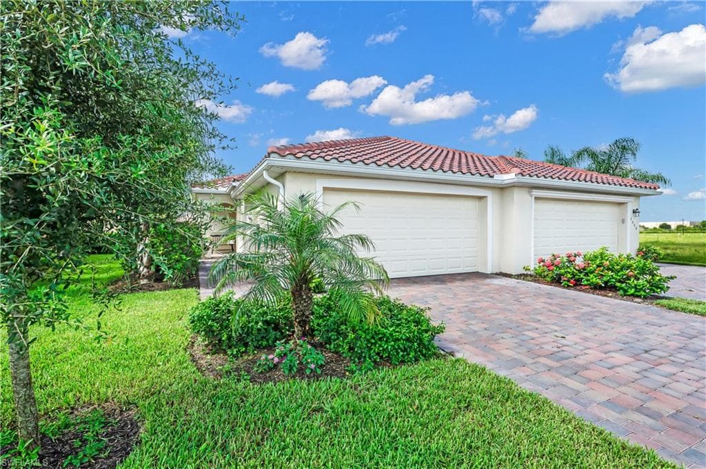 2046 Tamarron LN NAPLES, FL 34120