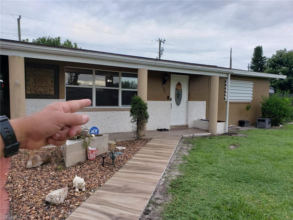 208 Jefferson DR LEHIGH ACRES, FL 33936