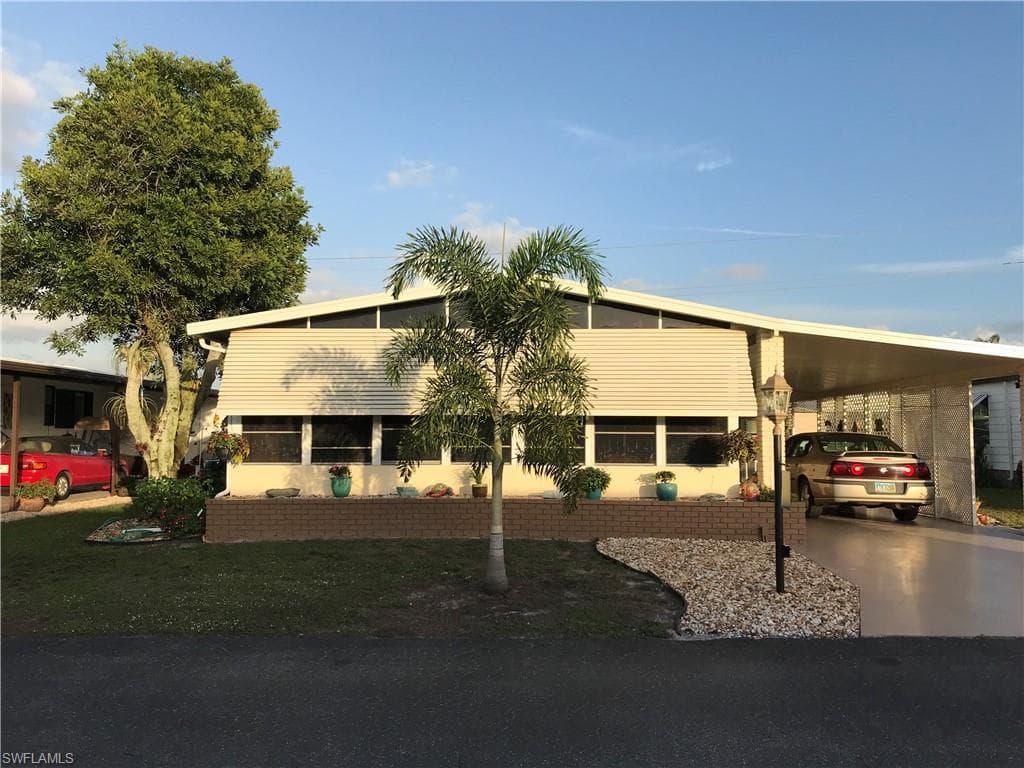 9132 Flamingo CIR NORTH FORT MYERS, FL 33903
