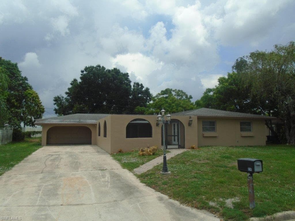806 Gardenside CT LEHIGH ACRES, FL 33936