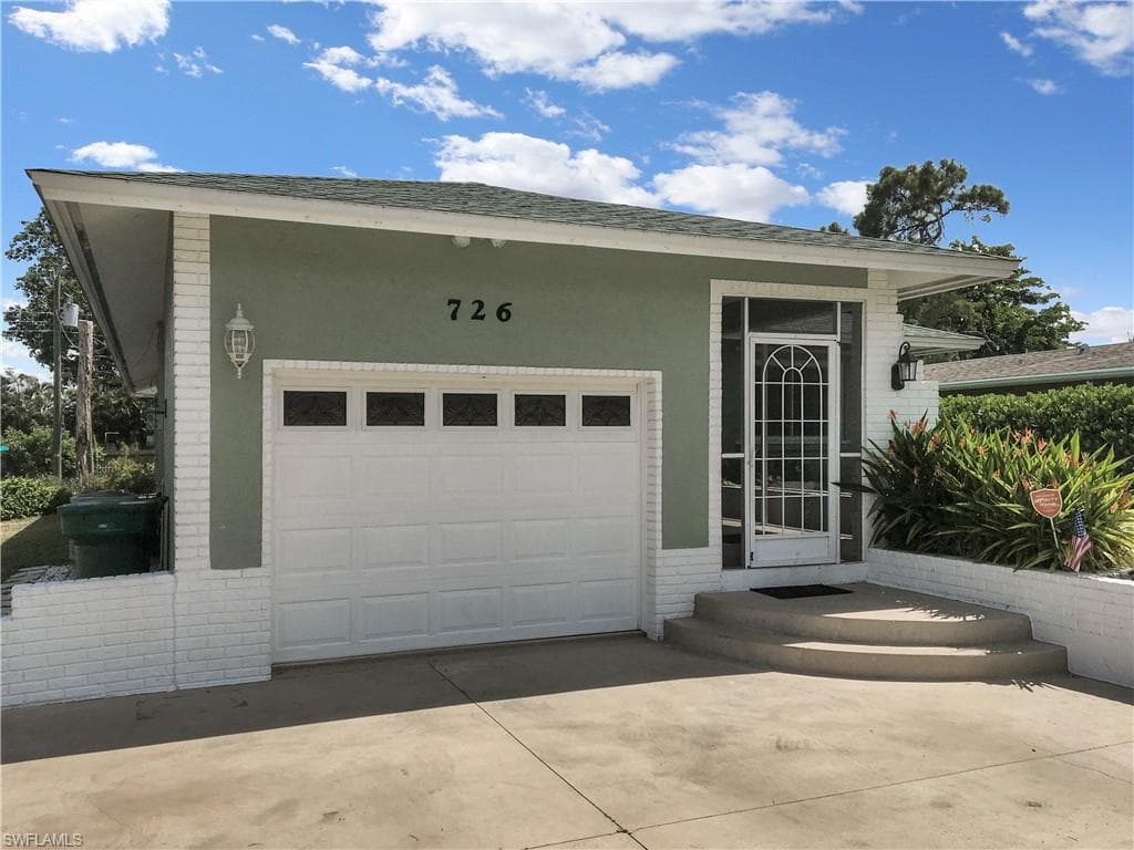 726 109th AVE N NAPLES, FL 34108