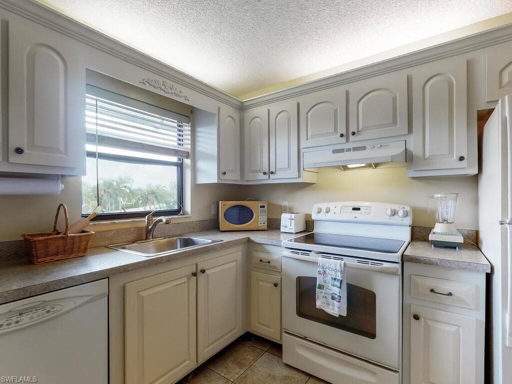 4278 27th CT SW 202 NAPLES, FL 34116