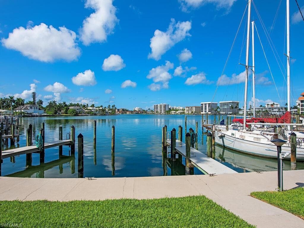 366 Harbour DR 366 NAPLES, FL 34103