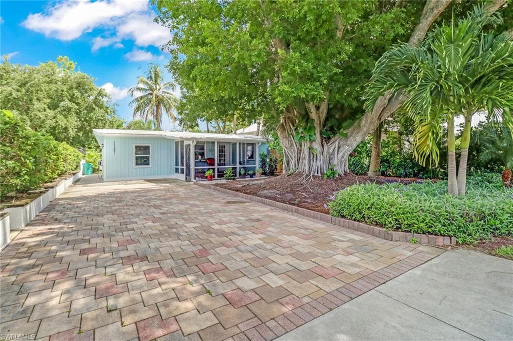 1127 Michigan AVE NAPLES, FL 34103