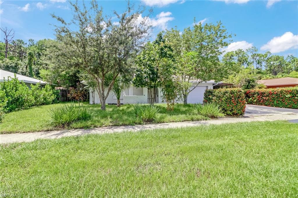 2374 Poinciana DR NAPLES, FL 34105