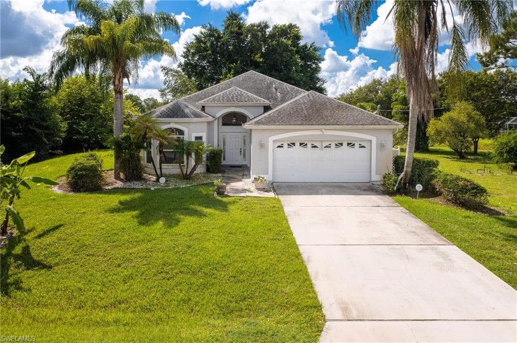 696 Manhattan ST E LEHIGH ACRES, FL 33974